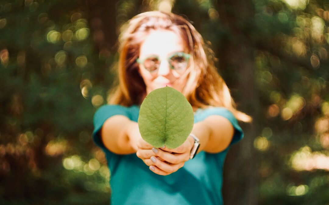 Donna che tiene la foglia. Foto di Mert Guller su Unsplash.