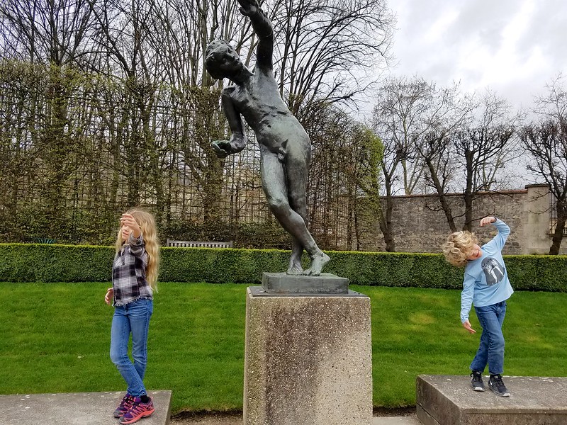 Bambini che imitano una scultura