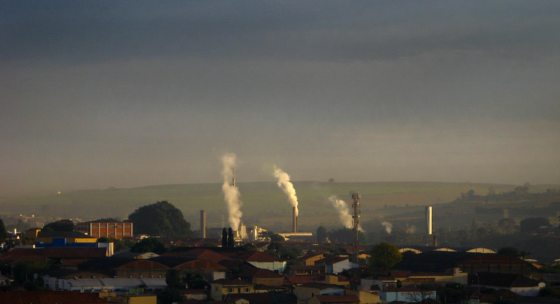 Industria con colline in sfondo